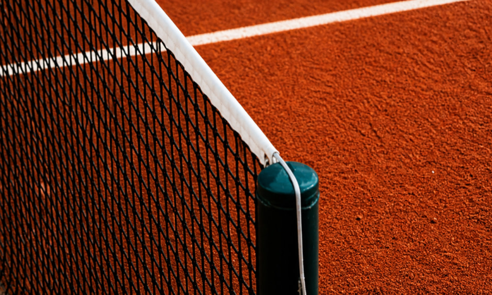 Red y poste de una pista de tenis de tierra batida, sobre el amaño de partidos sancionado por la ITIA.