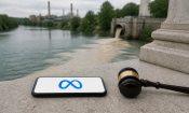 Smartphone con el logo de Meta junto a un mazo de juez, con una tubería vertiendo residuos a un río de fondo.