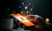Una persona usa la aplicación de Temu en un móvil rodeado de iconos de privacidad y seguimiento.