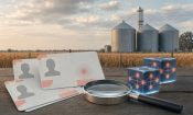 Documentos de identidad con lupa junto a silos agrícolas y cubos de red blockchain, en un campo de trigo argentino.