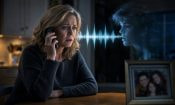 Mujer preocupada al teléfono junto a la proyección digital del rostro de un familiar, representando una llamada con voz clonada por IA.